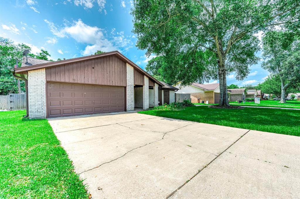 ADDITIONAL DRIVEWAY LEADS TO WORKSHOP AND BACKYARD.