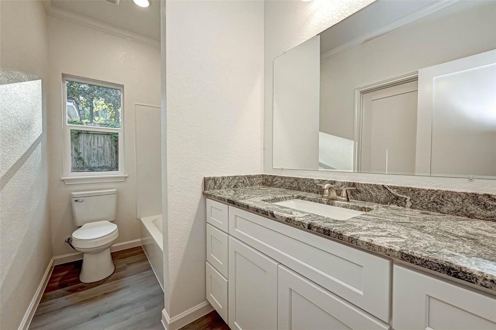 Primary Bathroom with Tub/Shower combo