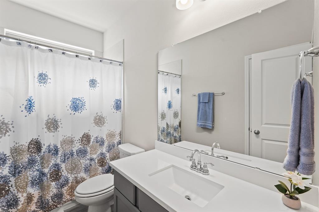 2nd bathroom in hall with tub/shower combo