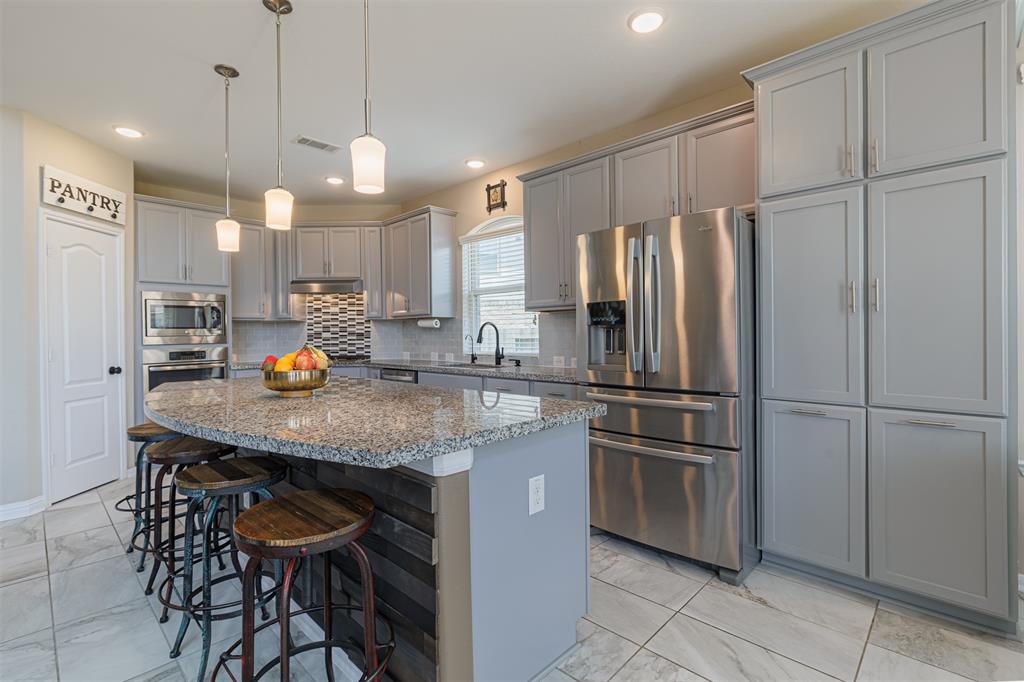 This kitchen has ample cabinet space and a breakfast bar.