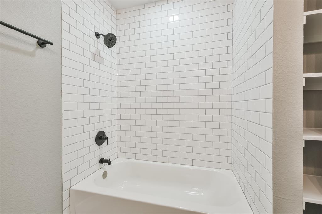 Tub/Shower combo with beautiful tile!