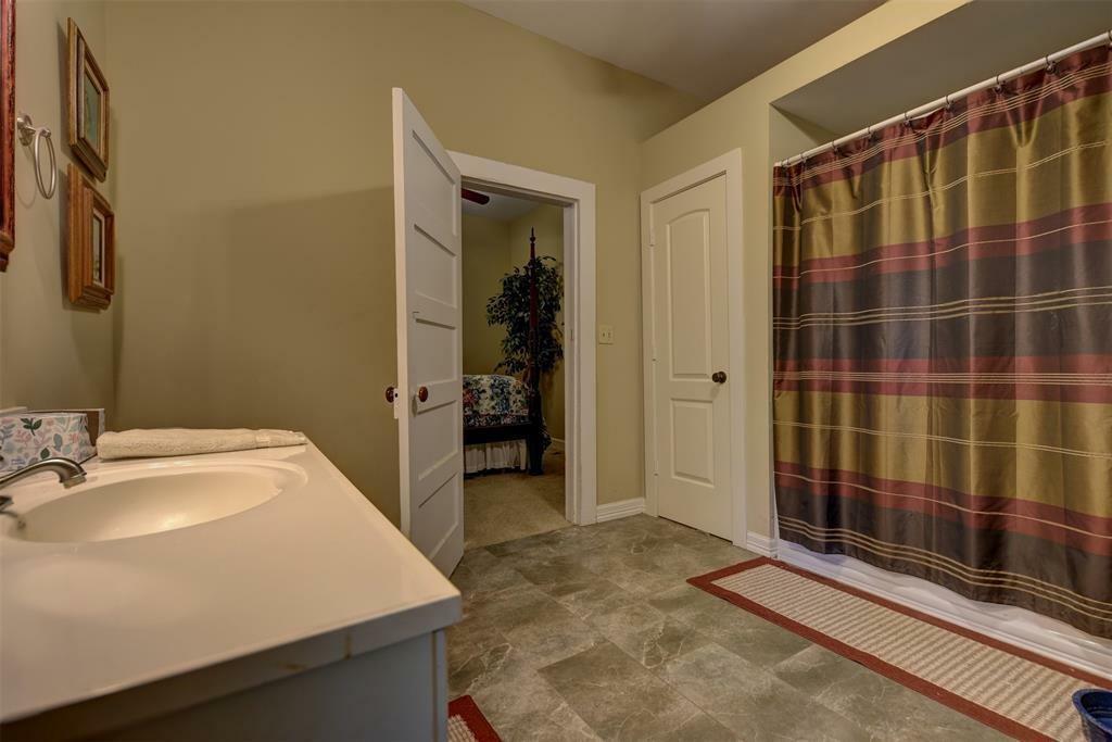 Hollywood bath shared by the two first floor bedrooms.