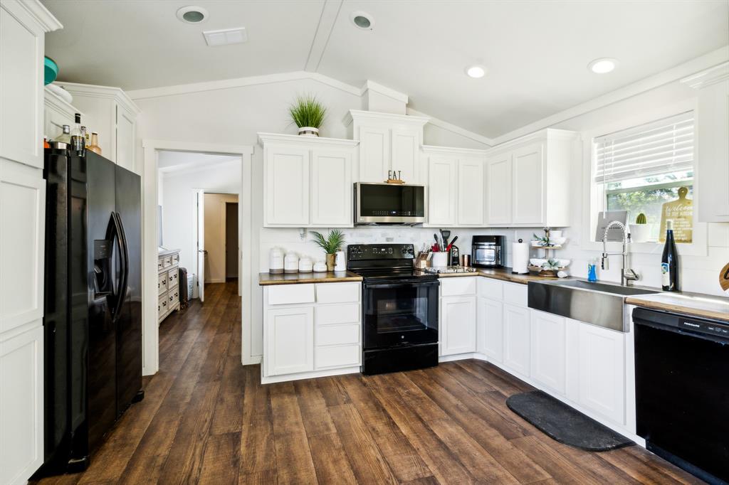 Spacious kitchen with lots of working space