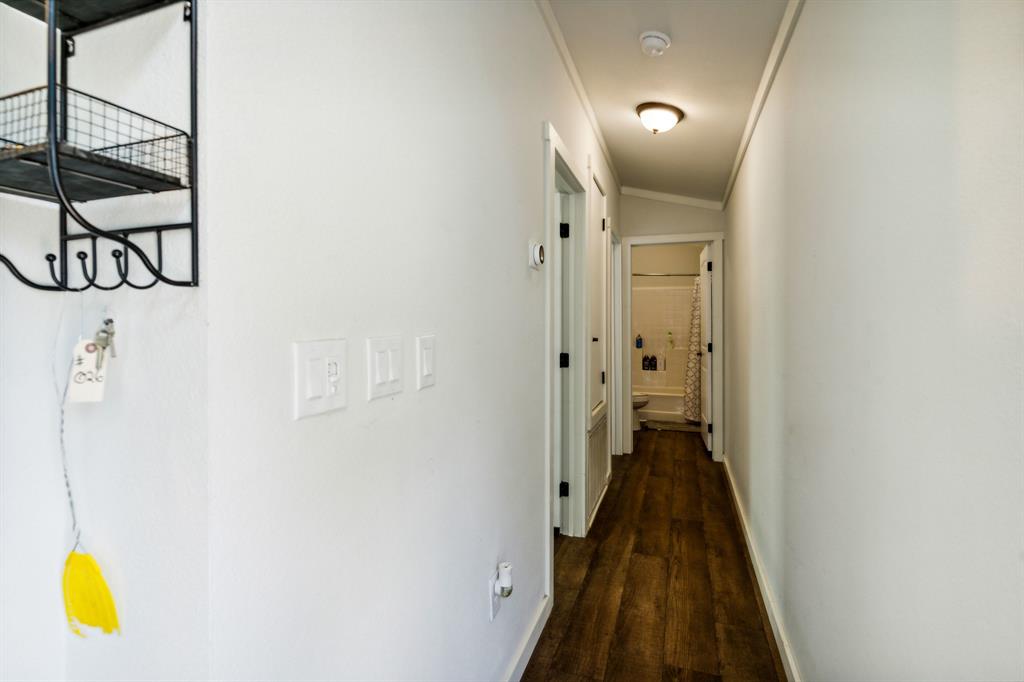 Hallway that leads to the 2 addational bedrooms & full size bathroom