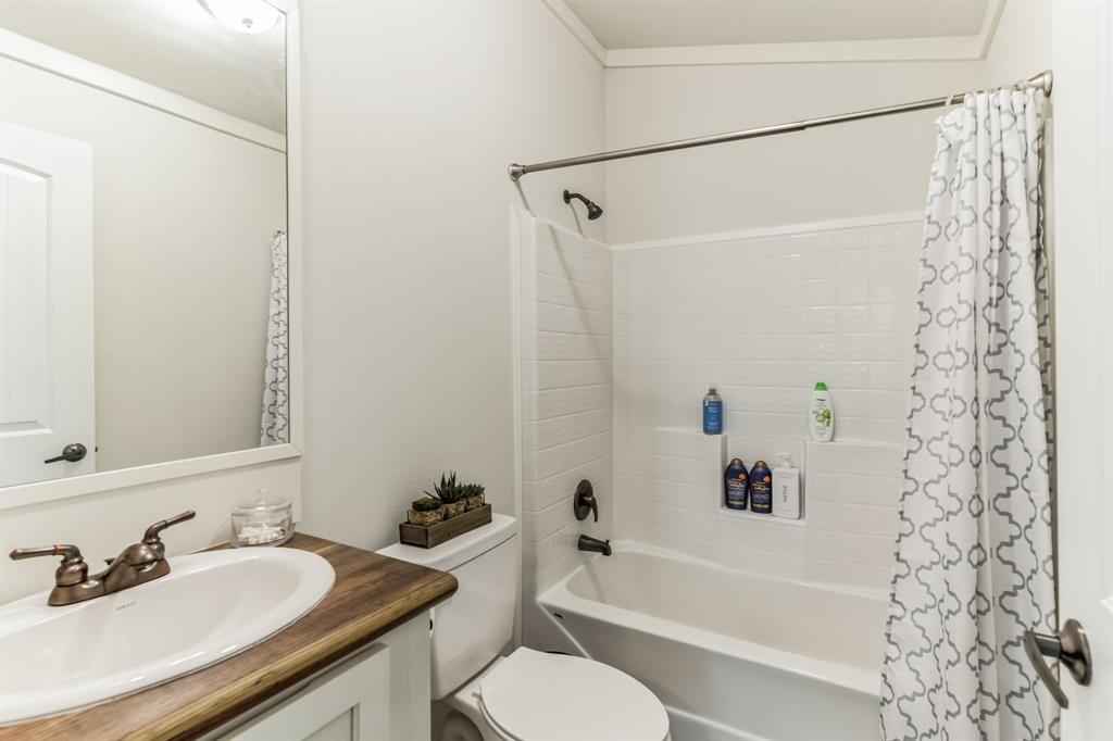 2nd bathroom. Tub/shower combo