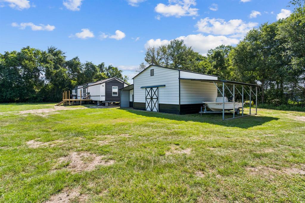 Large garage / barn area