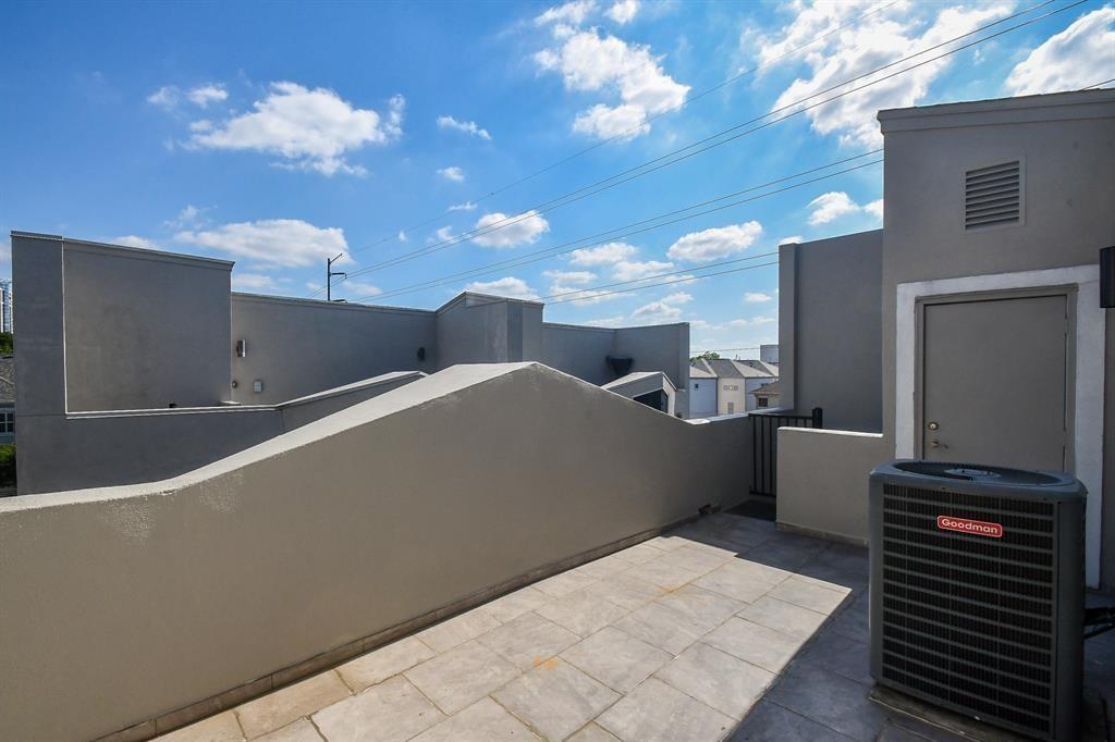 Privacy in the middle of an urban hub!! How luxurious is this roof top retreat? Cocktails before dinner? Espresso, afterwards? A private meditative place?