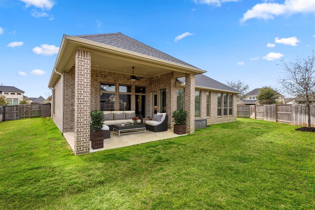 Sit back, relax and enjoy your spacious backyard while sitting under your large covered patio! There\'s plenty of geen space to play!