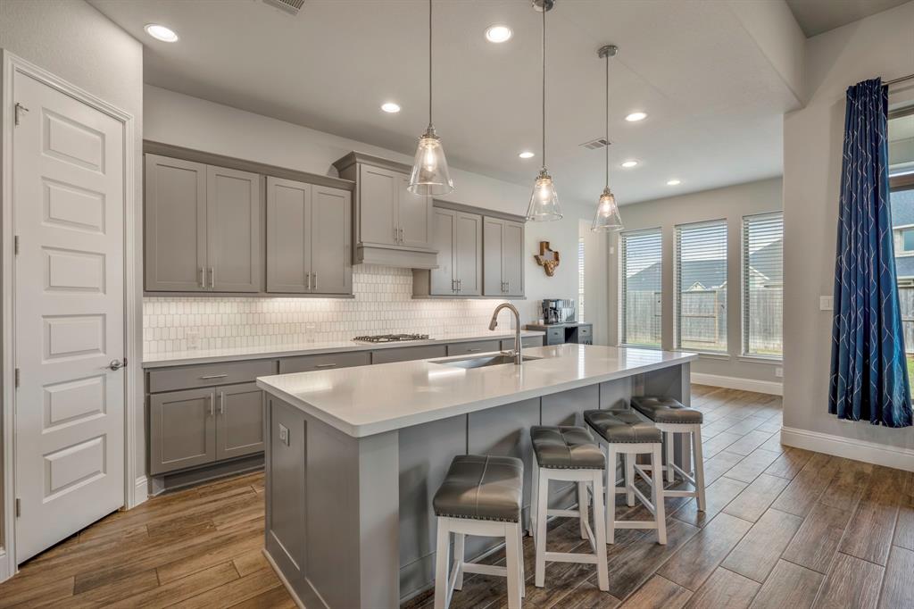 This kitchen conveniently connects to the breakfast area and living room for easy entertaining!