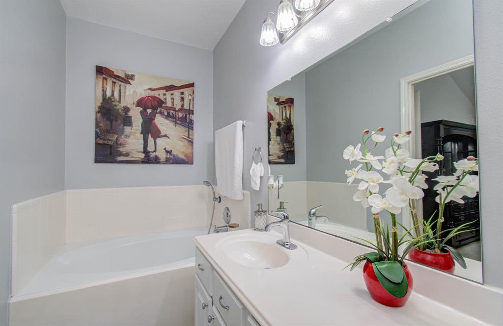 The master en suite bathroom boasts a luxurious soaking tub