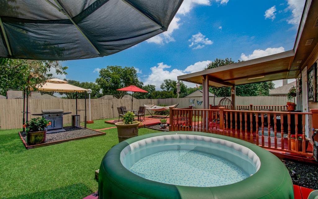 Enjoy the Striking views while relaxing in the backyard