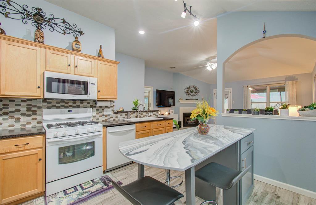 This gourmet kitchen is perfect for entertain a family meal. It trill is a chefs dream