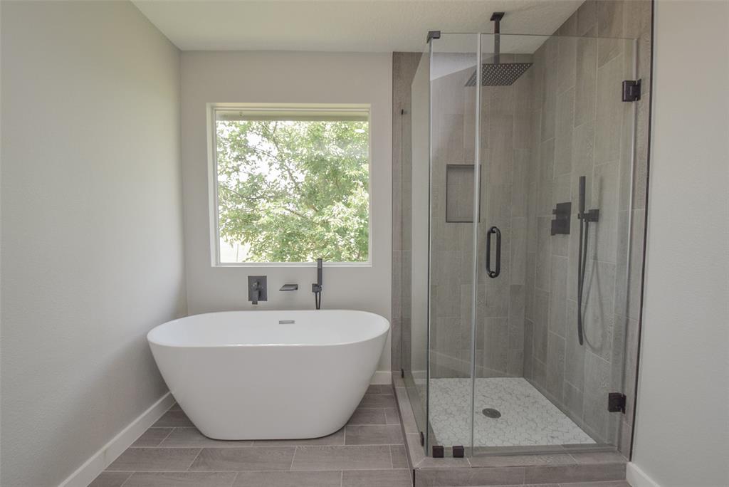 Soaking Tub & Shower