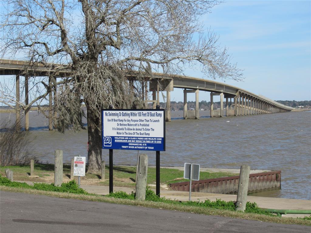 Subdivision does not have a boat ramp but there are many public boat ramps nearby.