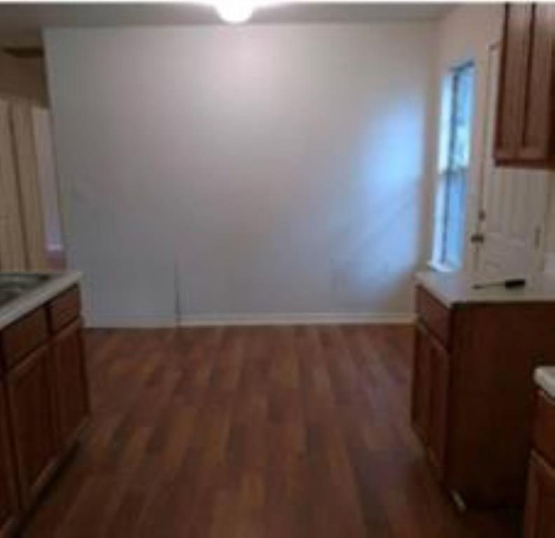 Laminate flooring throughout, no carpet
