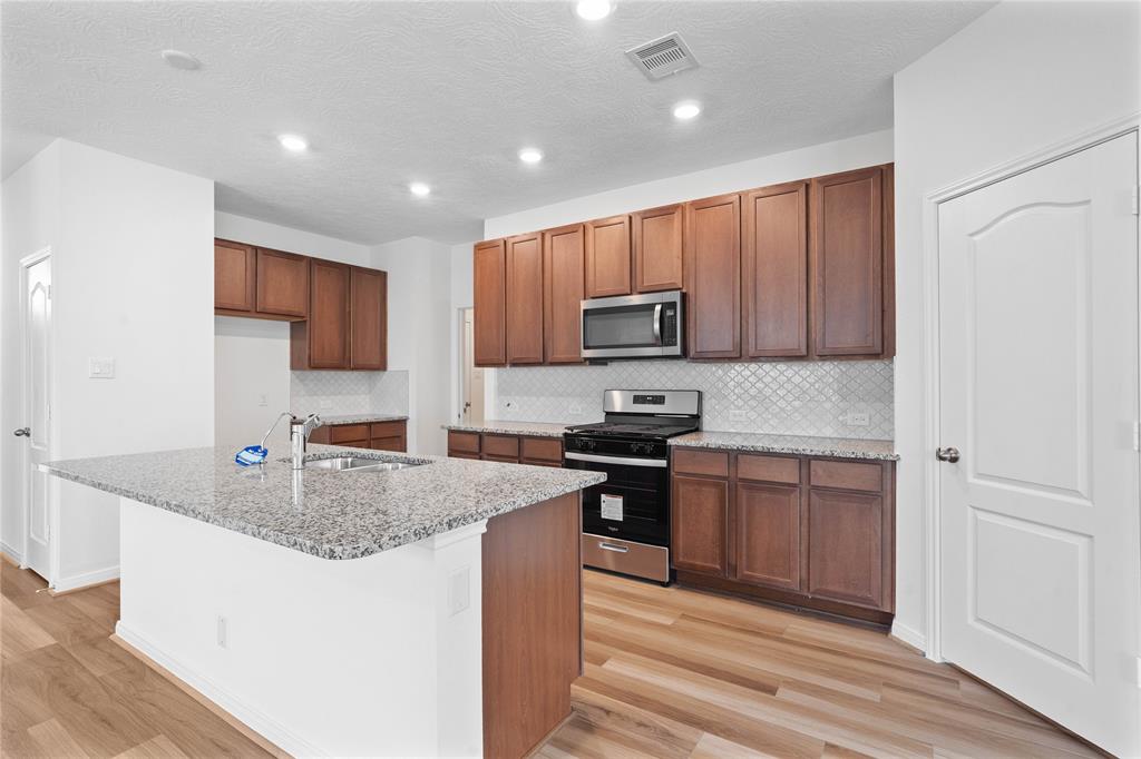 Any chef\'s dream, this stunning kitchen is perfect for everyday life as well as entertaining family and friends! Extra large kitchen island is perfect for conversation or that much needed space to lay out your party spread for everyone to enjoy!