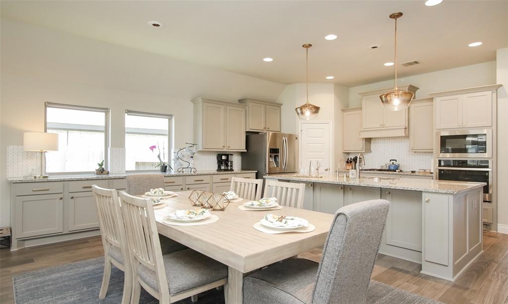 Gorgeous Dining room/ Island Kitchen