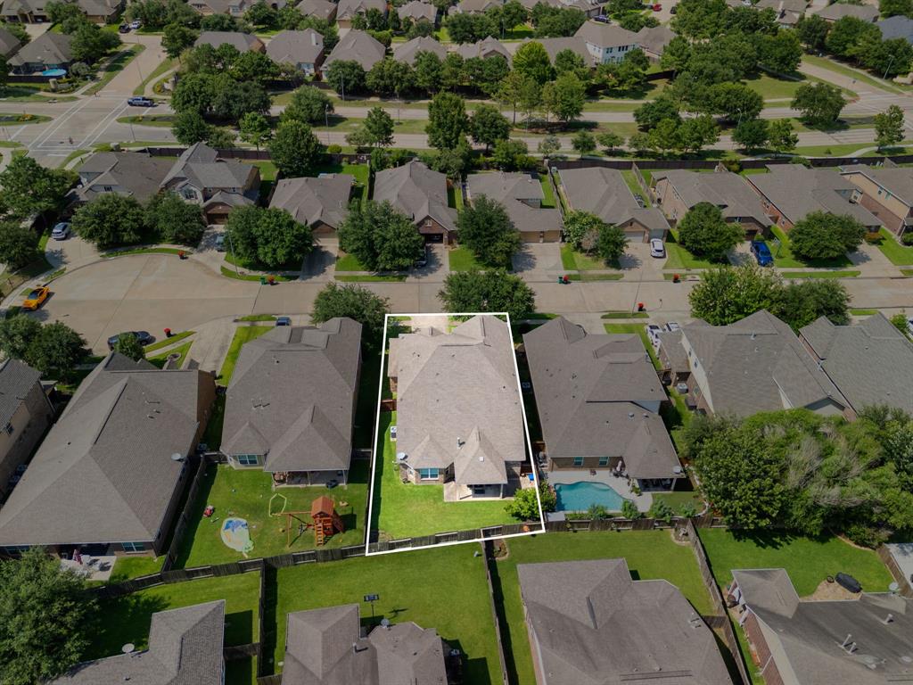 This home sits on a large lot with ample yard space in front and the back, lush landscaping and a well-maintained yard. Plenty of space to accommodate guest parking and situated on a quiet cul-de-sac street in the Willow Creek Farms community.