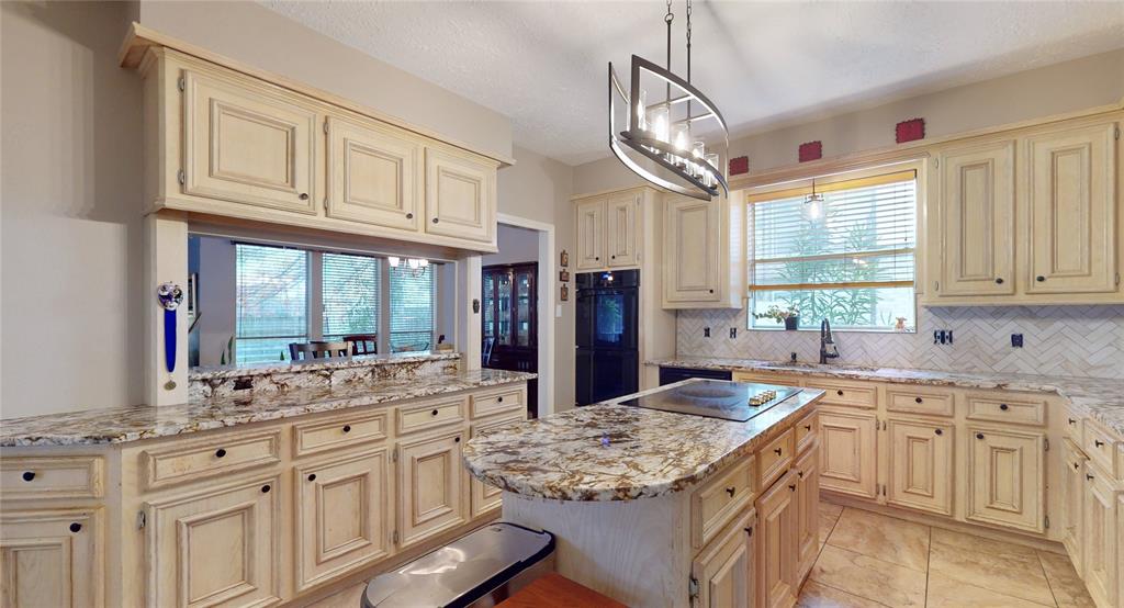 Ample tiled breakfast area