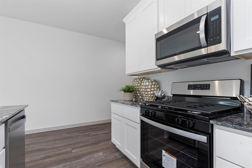 Wonderful Stainless Steel Whirlpool appliances include microwave,dishwasher & gas range.