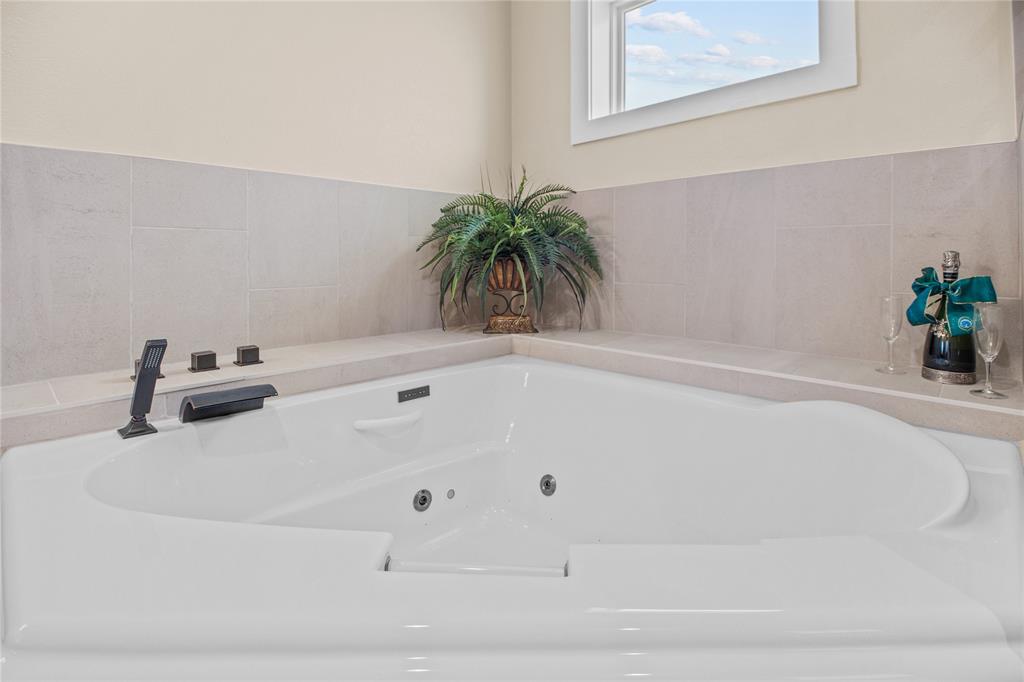 Super-sized corner jet tub for relaxation