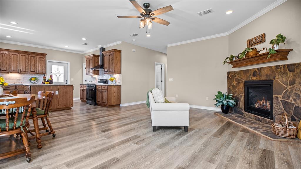 Breakfast area, family room & kitchen combination