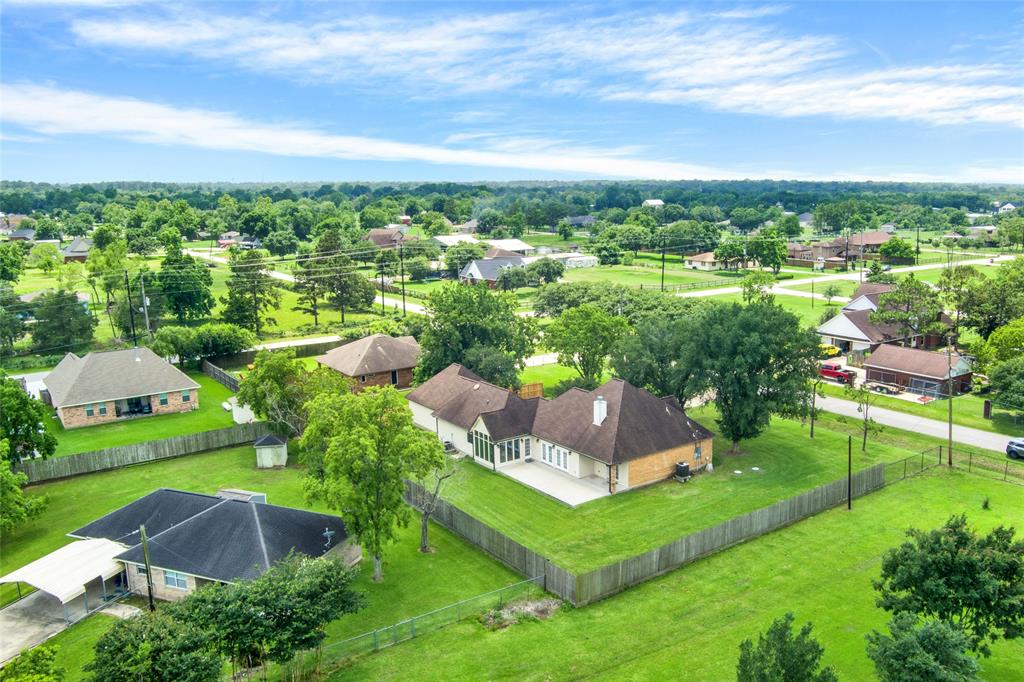 Aerial view - town and country meet! Large spaces of land and green everywhere! A country feel in this quiet neighborhood and yet just minutes from the interstate and everything you need in Santa Fe, Dickinson and League City!