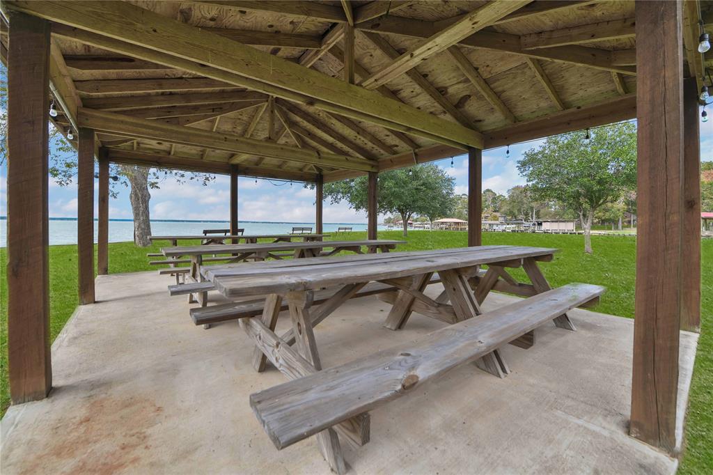 Community/neighborhood amenities include this picnic area!