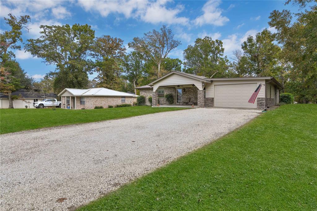 Long driveway - perfect for parties and family gatherings.