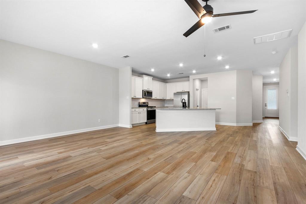 In this kitchen, white cabinets exude a sense of freshness and purity, perfectly paired with the luminous beauty of granite countertops. The open layout fosters a welcoming atmosphere, inviting conversation and interaction between the kitchen and living area