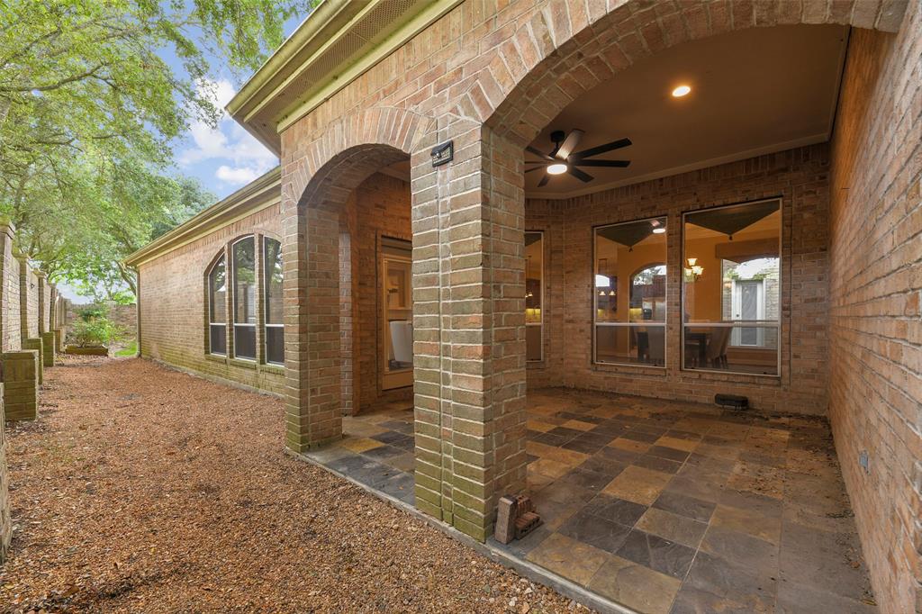 1529 Briar Bend , Friendswood, Texas image 24