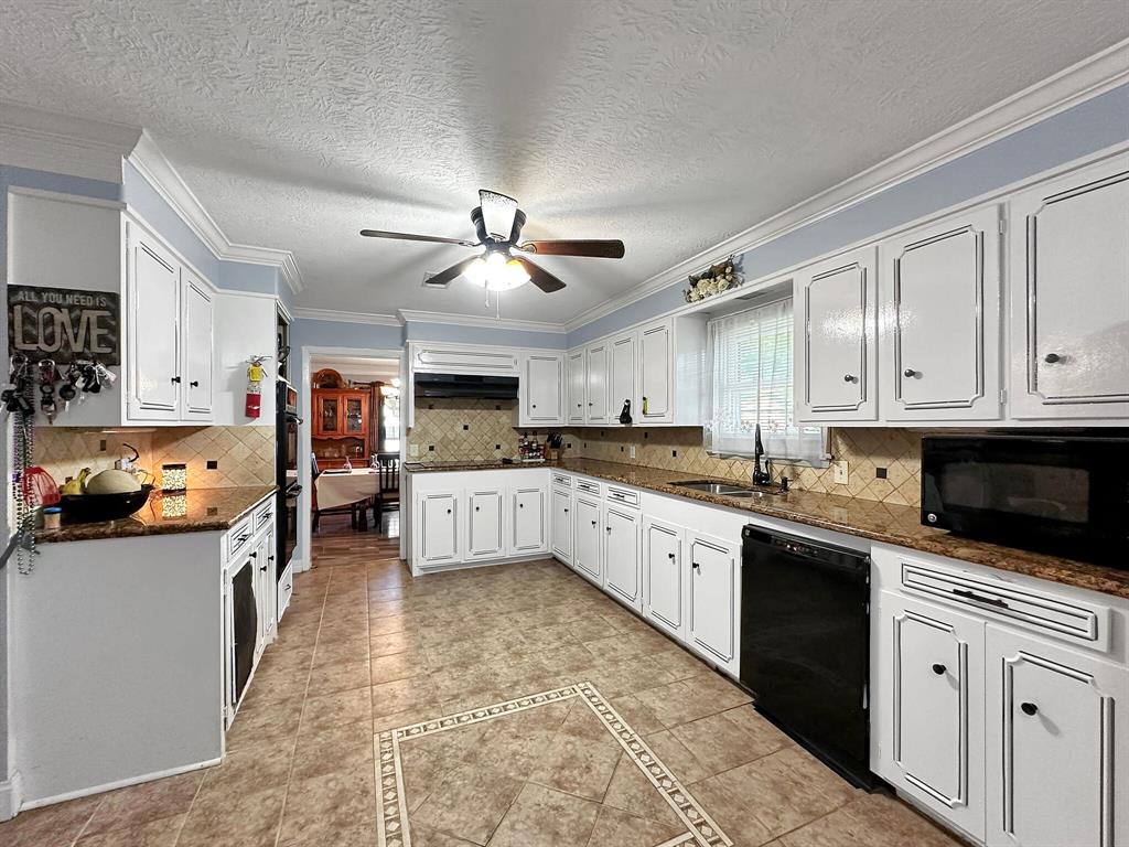 The home features a large open concept kitchen, ideal for cooking and entertaining.