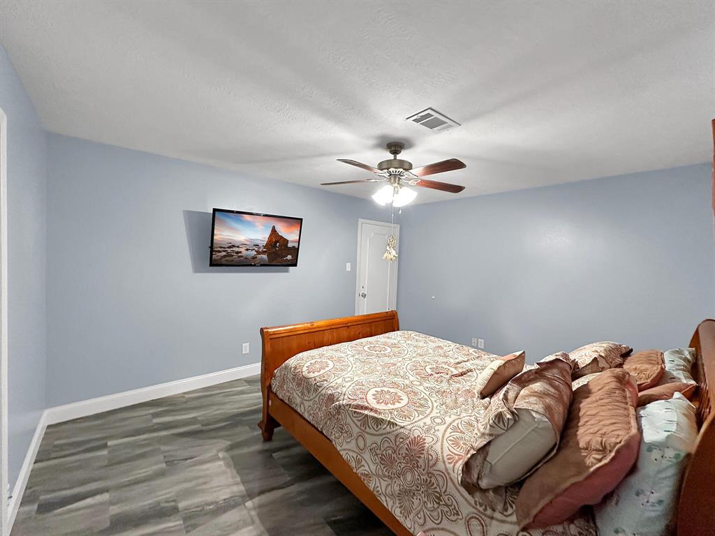 The home includes a large secondary bedroom, perfect for guests or family members.