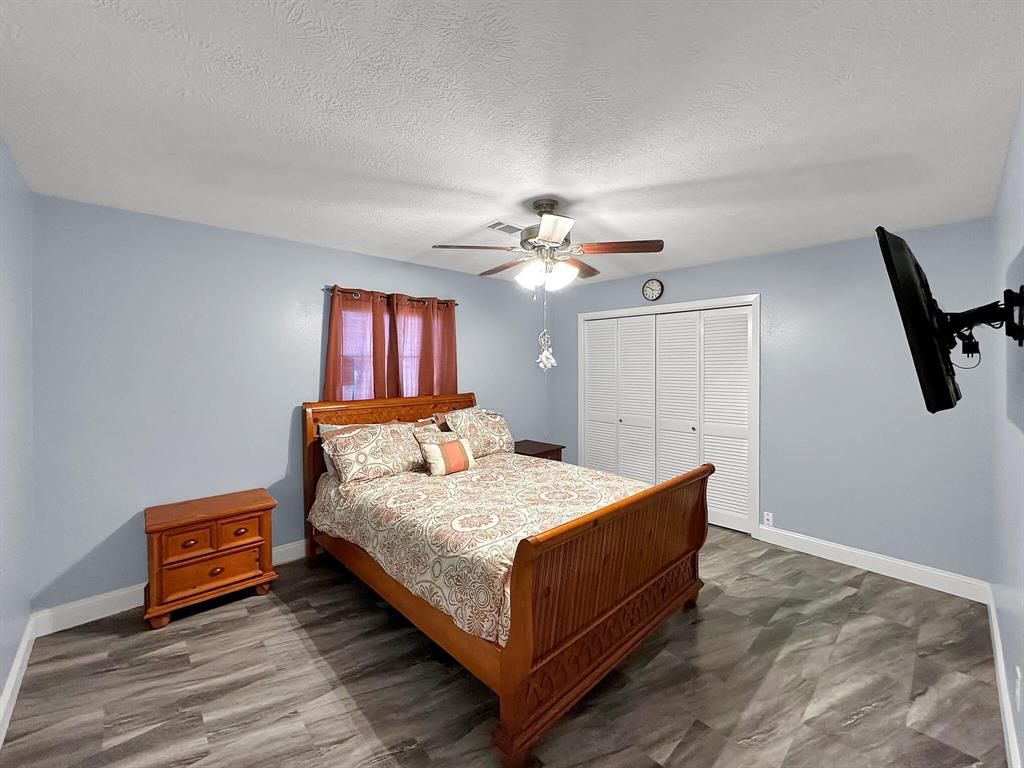 The home includes a large secondary bedroom, perfect for guests or family members.