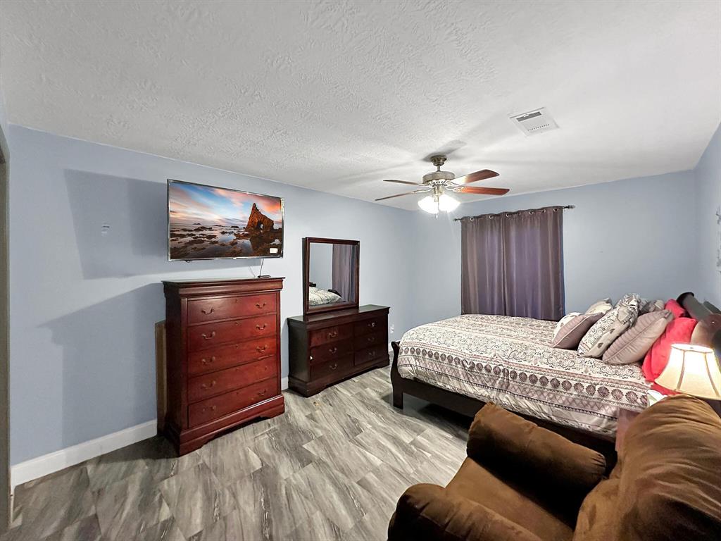 The home includes a large secondary bedroom, perfect for guests or family members.