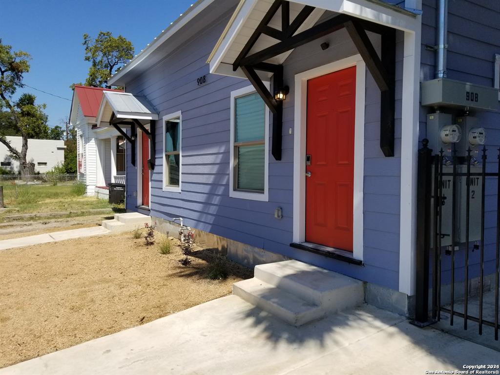 908 Camaron St