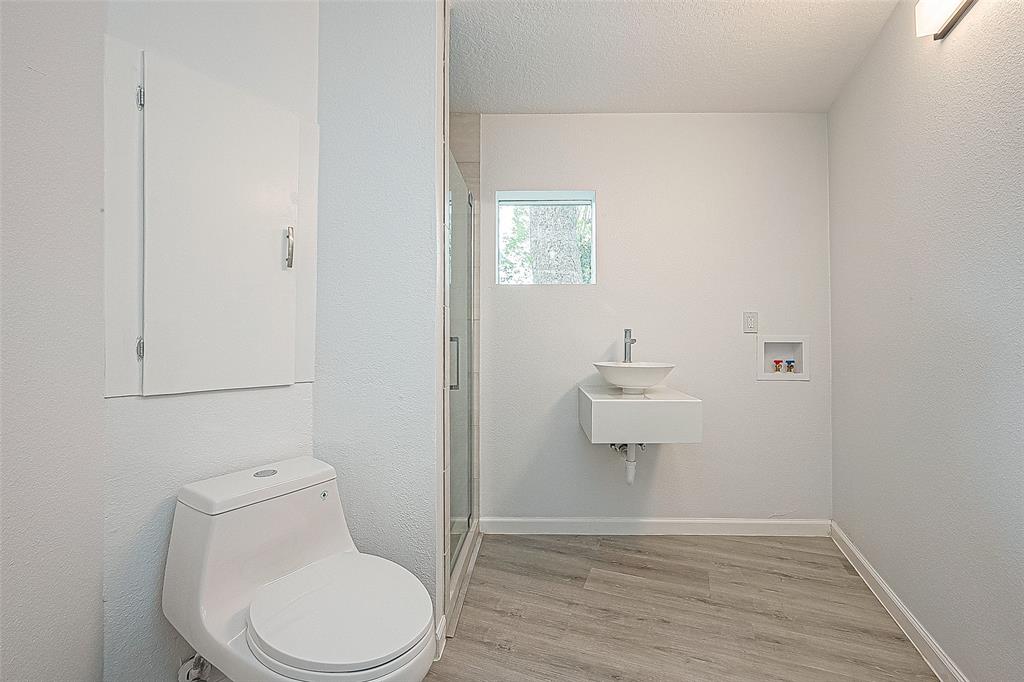 Bonus Full Bathroom