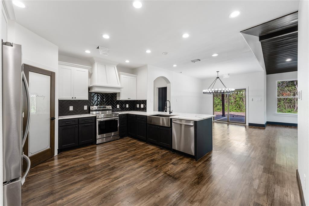 Modern farmhouse kitchen with all the touches!