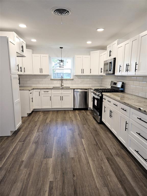 Kitchen w/ new cabinets & handles with soft closing doors/drawers.