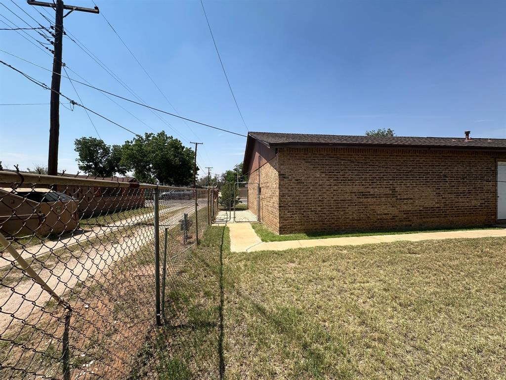 1111 NW 8th Place , Andrews, Texas image 29