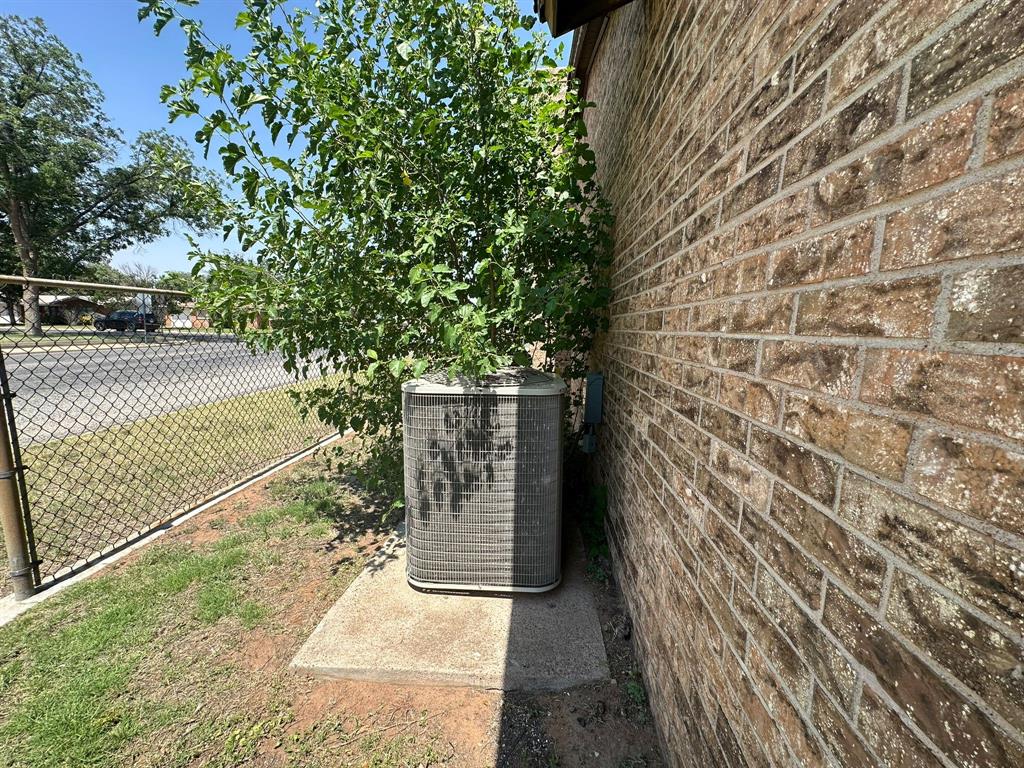 1111 NW 8th Place , Andrews, Texas image 36