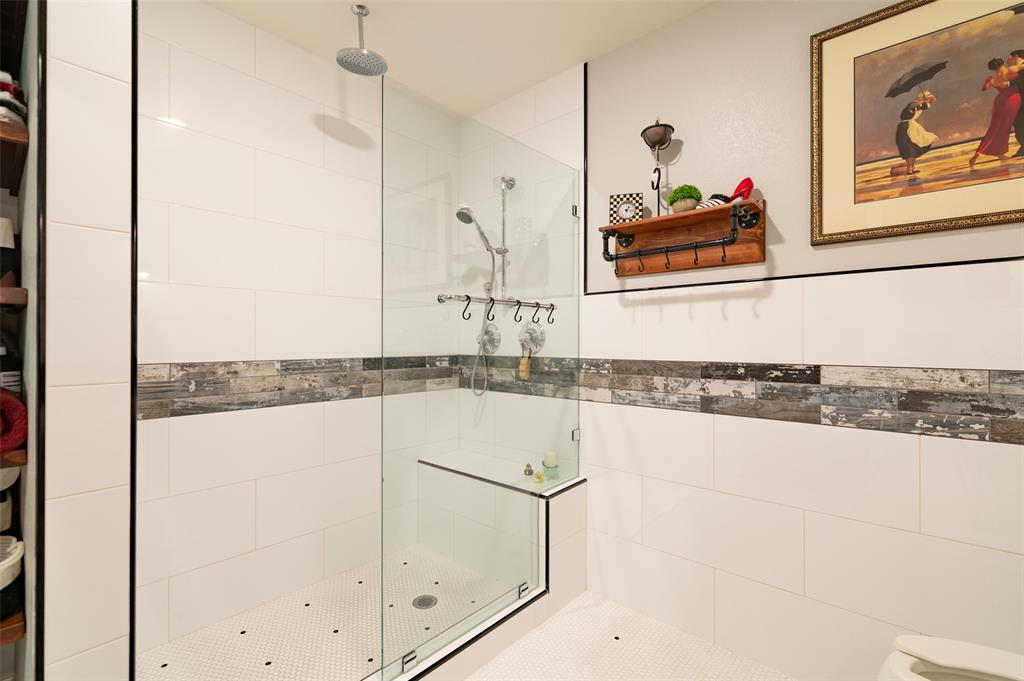 1610 N. Park St bath with simple clean lines. The shower has a sliding removable shower head for any height to be comfortable.