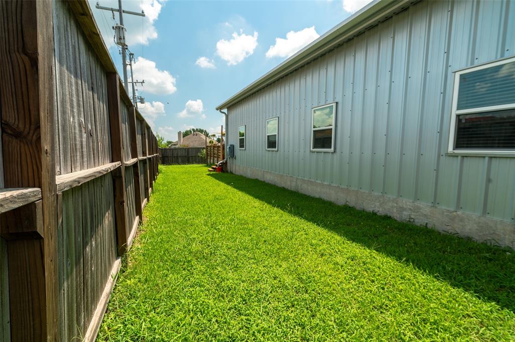 1610 N. Park St side yard with plenty of space before getting to the neighbor!