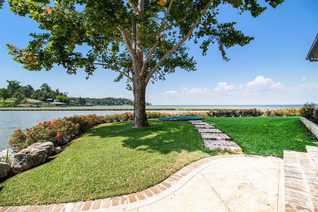 Nice Shade Tree in Back overlooking open water