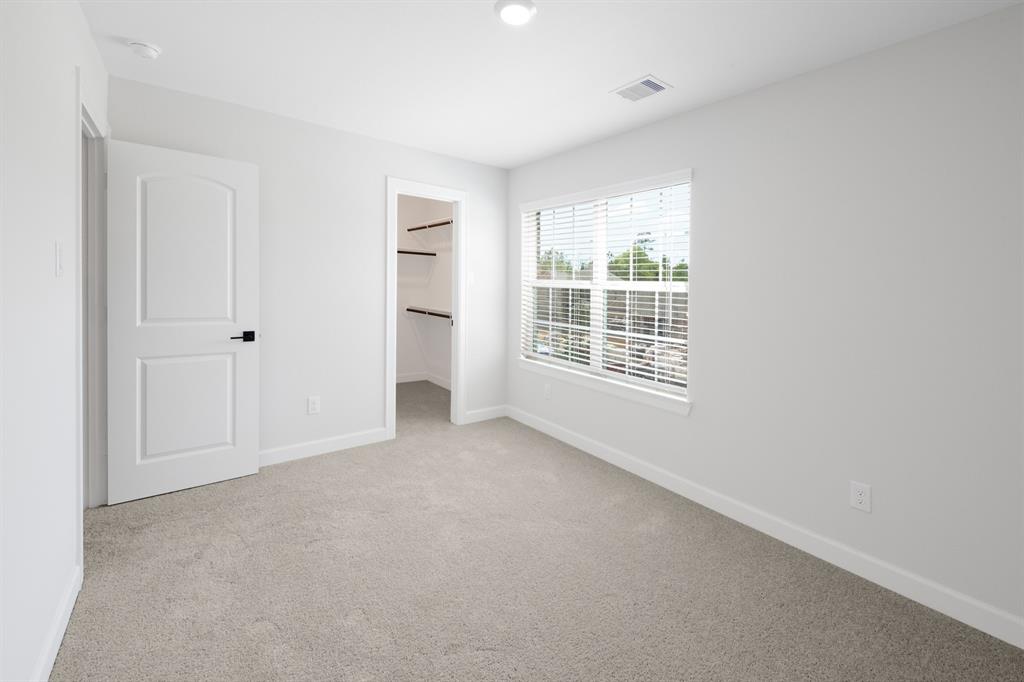 Welcome to the secondary bedroom, a cozy retreat bathed in natural light from the window. With ample space for relaxation or study, this room offers versatility and comfort for its guest.