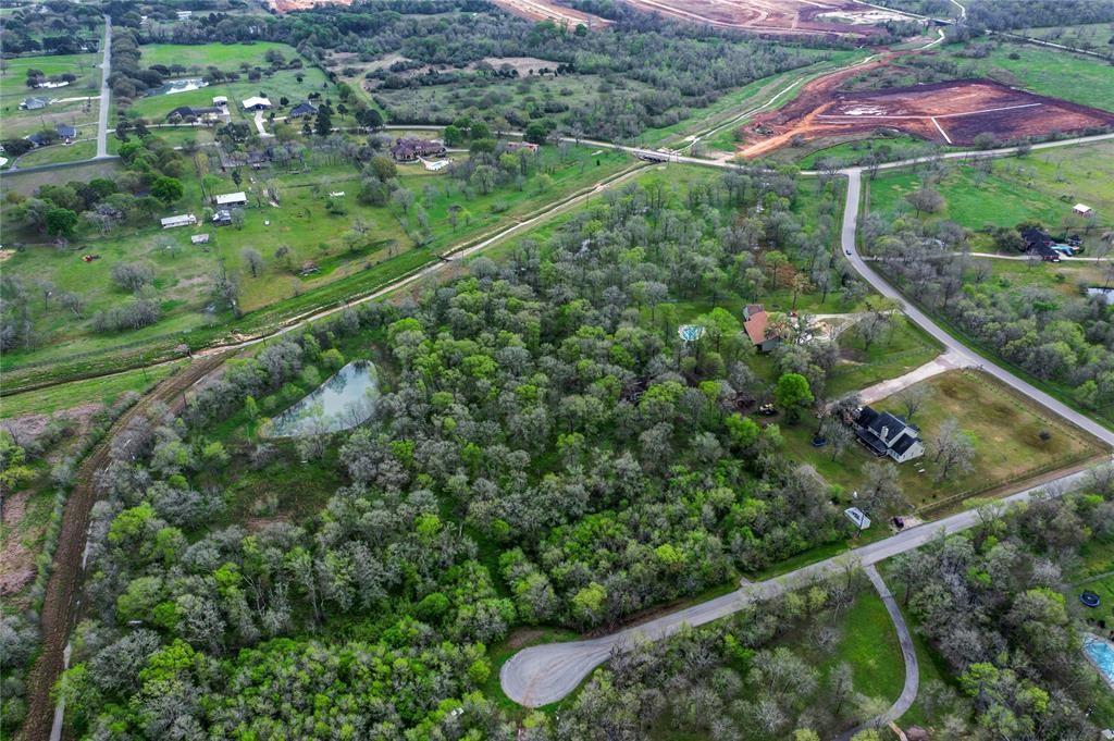 Starting from the cul-de-sac on Queen Anne, take a left onto Gainsborough Drive, leading to N. Pool Road. Turning right on N. Pool Road will guide you to Westpark Tollway, while a left turn on N. Pool Road will take you to FM 359.