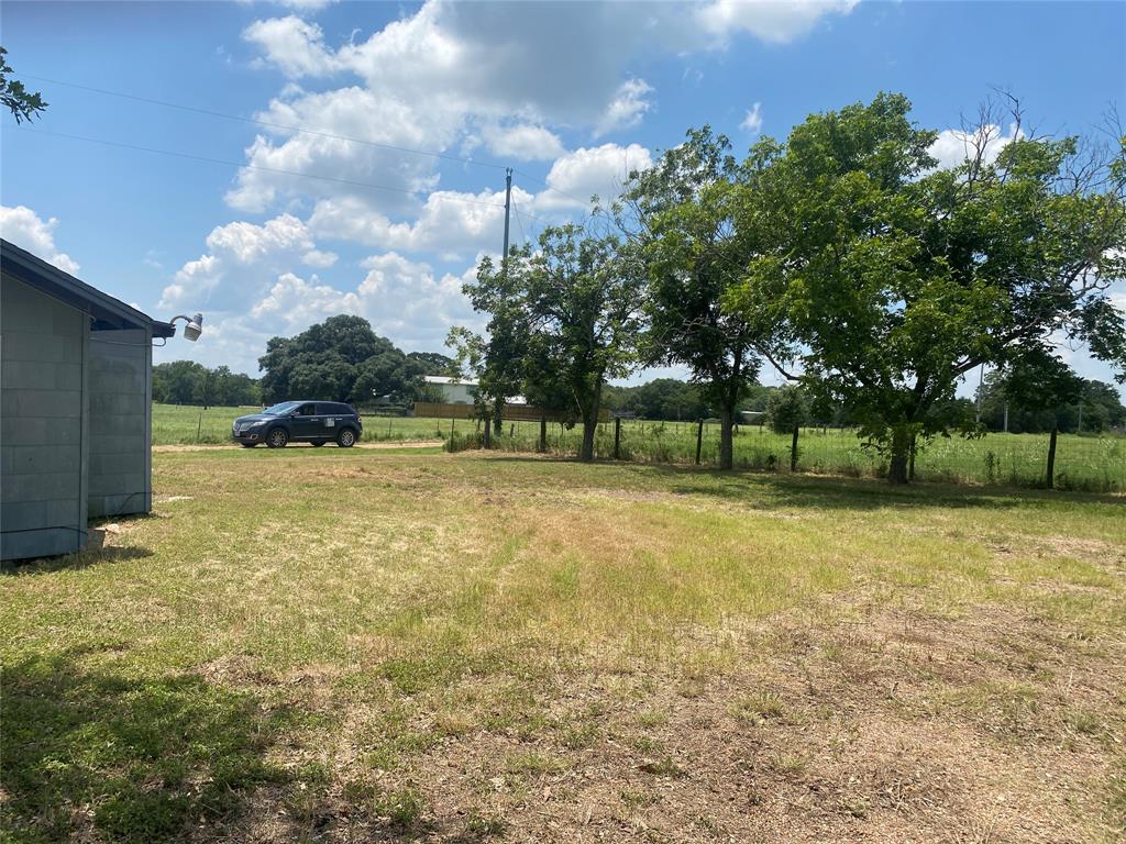 Potential entry from private drive for residence is behind house