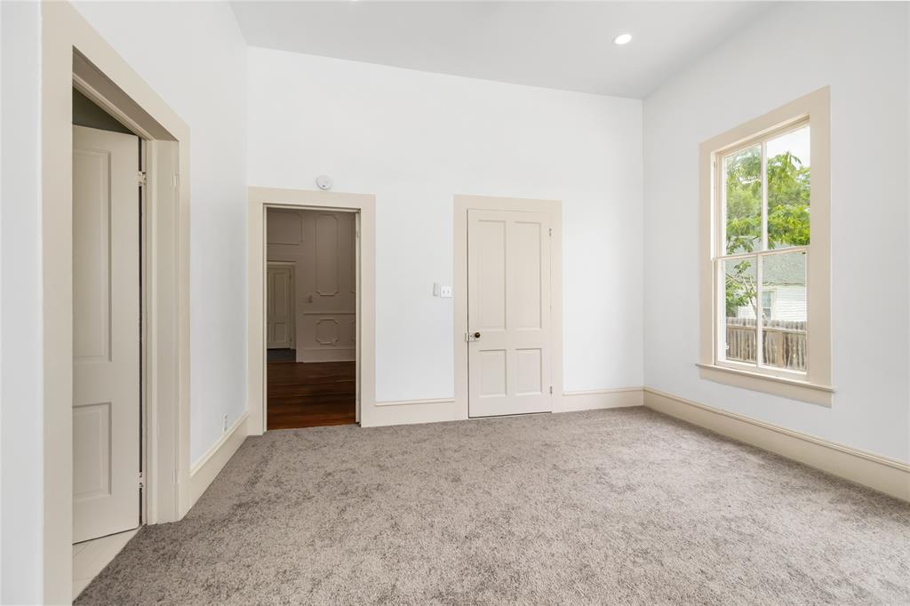 Back bedroom Jack-n-Jill with new carpet.