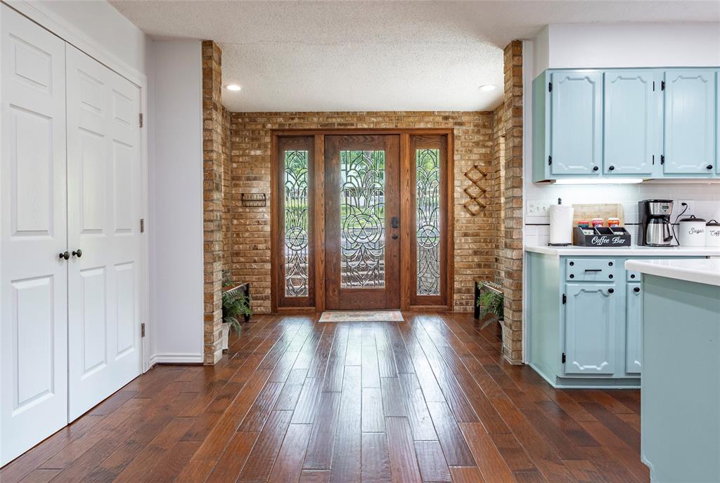 Formal entry leading to the kitchen