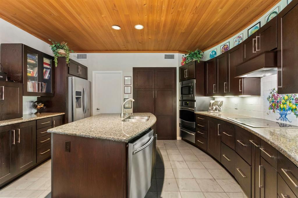 Beauty and function combine in this sleek and spacious chef’s kitchen.